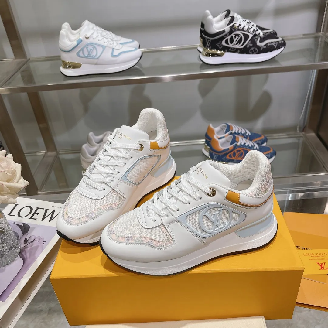 [L Family] P: 760💰Size 35-42 for women, 39-46 for men, (41.42 for women, 45.46 for men, customized) .LV Donkey Brand 🔥🔥LOUIS VUITTON Louis Vuitton's official website synchronizes the 2025 autumn and winter couple's models, which are now on the market, this Neo Run Away sneakers are inspired by running shoes, integrating LV's iconic must-have shoes into the trend. This version is a 1:1 replica of the original version. It is made of two-tone calfskin to highlight its simple lines and unique wedge outsole. Key details include the LV initials on the side and an engraved gold heel stabilizer on the back plus a 2cm hidden insole.